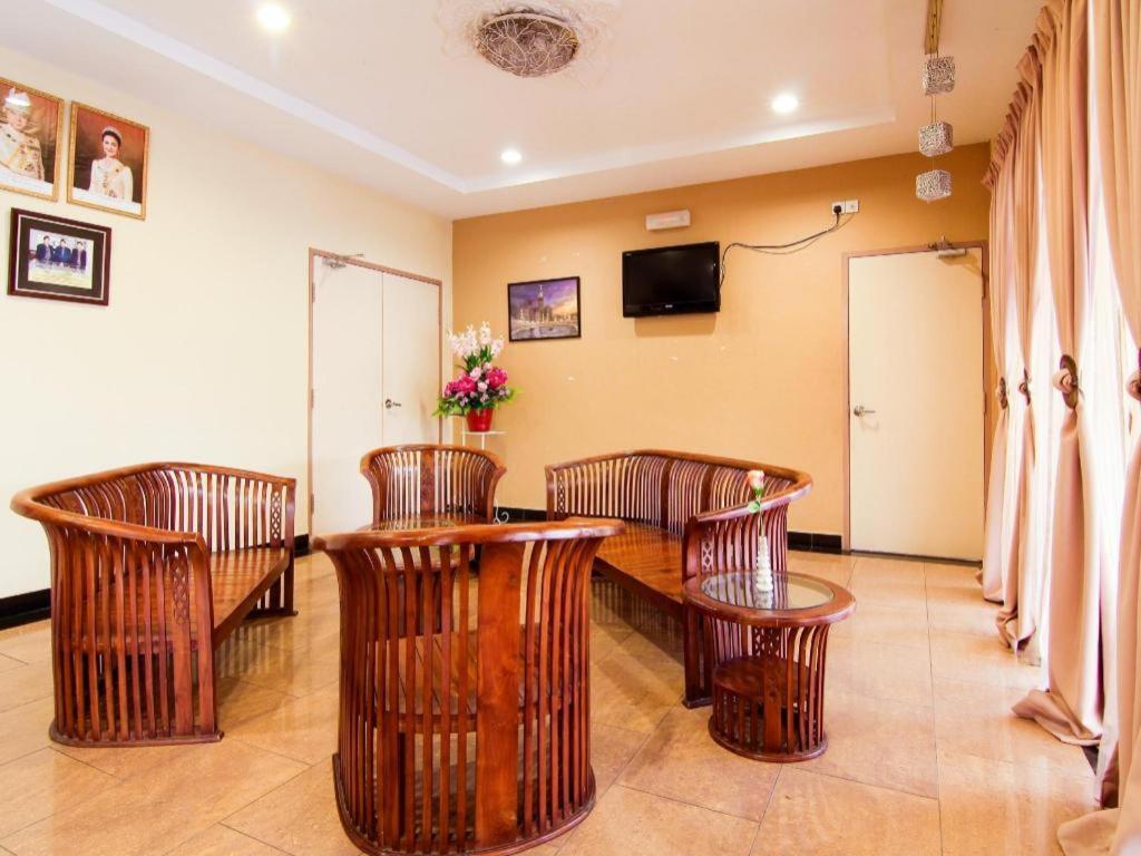 Oyo 11343 Hotel Putra Iskandar Seri Iskandar Ngoại thất bức ảnh