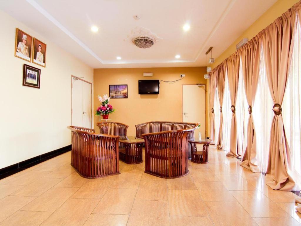Oyo 11343 Hotel Putra Iskandar Seri Iskandar Ngoại thất bức ảnh